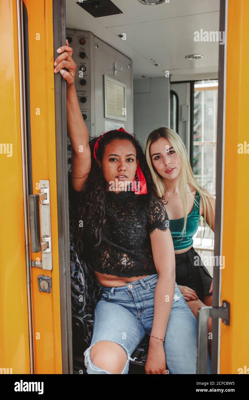 De belles jeunes femmes assises dans la cabine des conducteurs de train à Berlin regarder l'appareil photo Banque D'Images