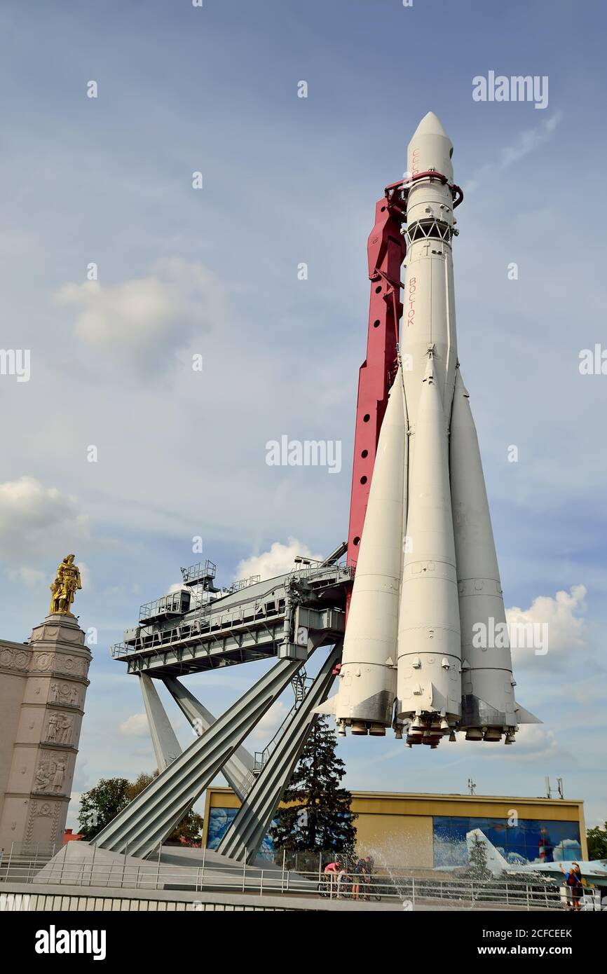 Moscou, Russie - 25 août 2020 : roquette et lanceur Vostok à l'exposition des réalisations de l'économie nationale, Centre d'exposition tout-russe Banque D'Images