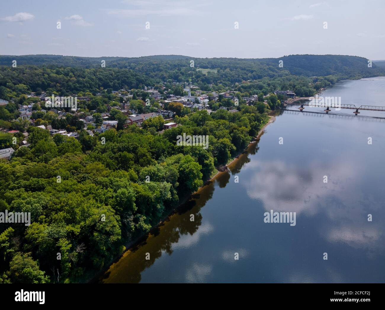 Vue aérienne du paysage du fleuve Delaware, ville américaine de Lambertville New Jersey, près de la petite ville historique New Hope Pennsylvania US Banque D'Images