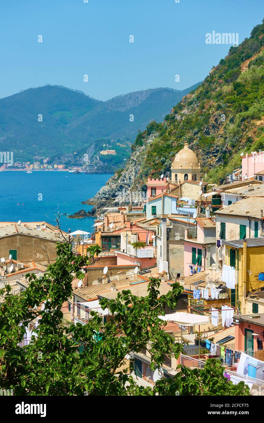 Vue sur la petite ville de Vernazza sur le bord de mer à Cinque Terre, Ligurie, Italie. Paysage italien pittoresque Banque D'Images