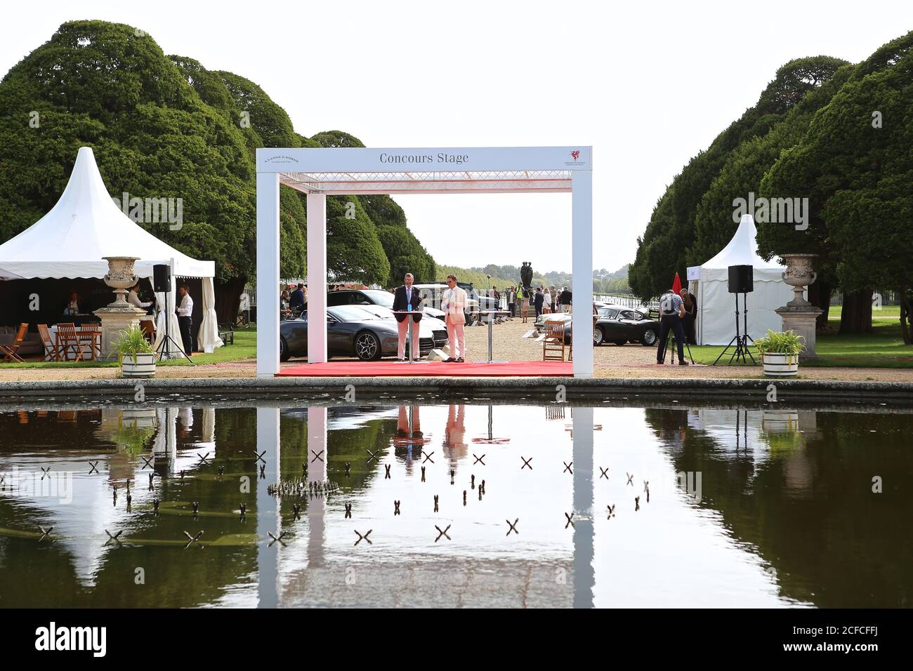 Les concours d'élégance vont une fois de plus rassembler une sélection de 60 des voitures les plus rares du monde, dont beaucoup n'auront jamais été vues auparavant au Royaume-Uni. De nombreuses voitures du Concours prendront également part à une excursion de 2 jours en voiture dans les jours précédant l'événement principal du Concours. De manière unique, le vainqueur du Concours d'élégance n'est pas choisi par un jury, mais par les propriétaires des voitures eux-mêmes. Chaque participant est invité à voter sur les autres modèles exposés pour décider quelle voiture est considérée comme la meilleure du salon. Banque D'Images