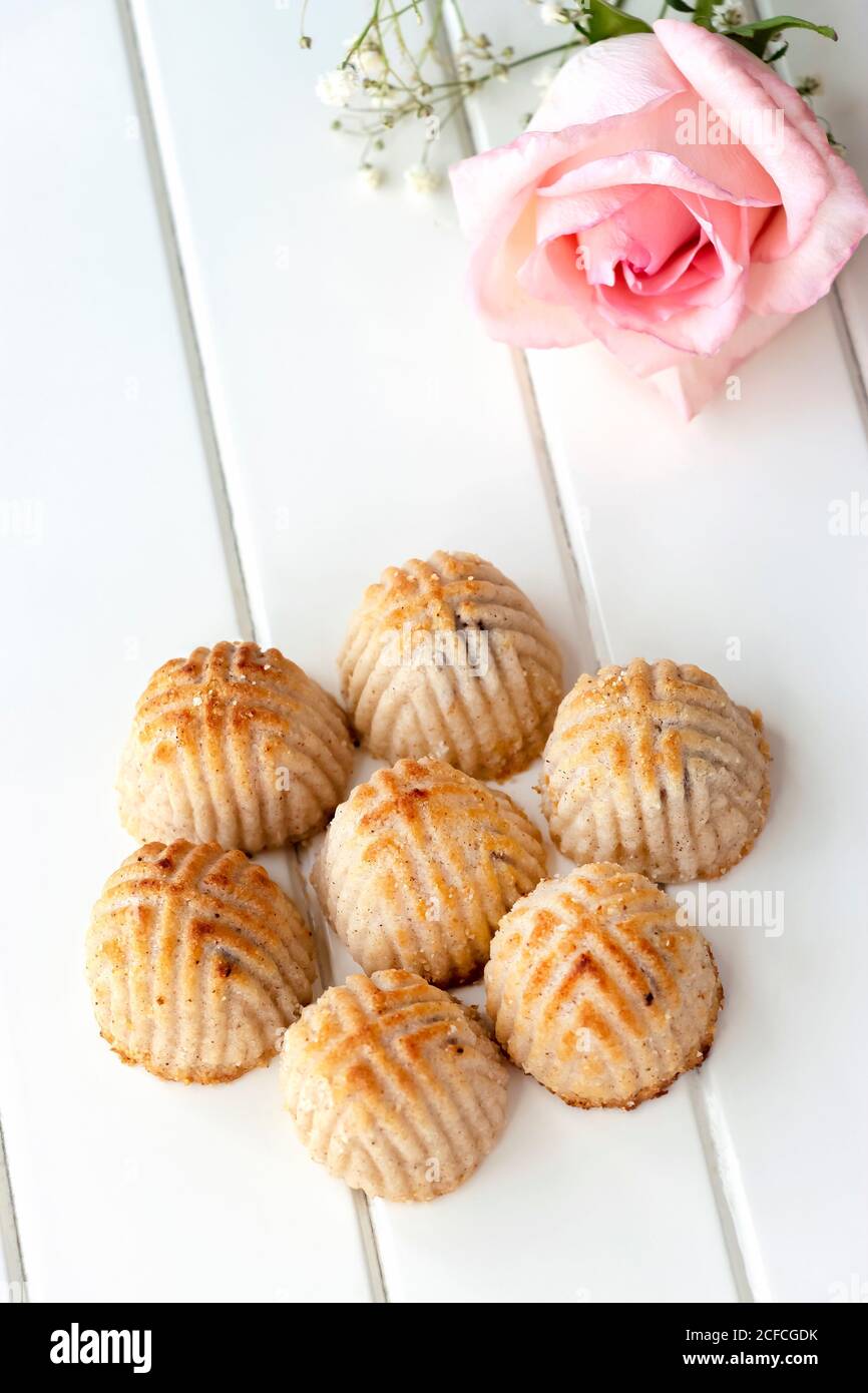 Maamoul pâtisserie ou biscuit traditionnel arabe avec des dates ou noix de cajou ou noix ou amandes ou pistaches. Bonbons du Ramadan de l'est. Gros plan. Blanc Banque D'Images