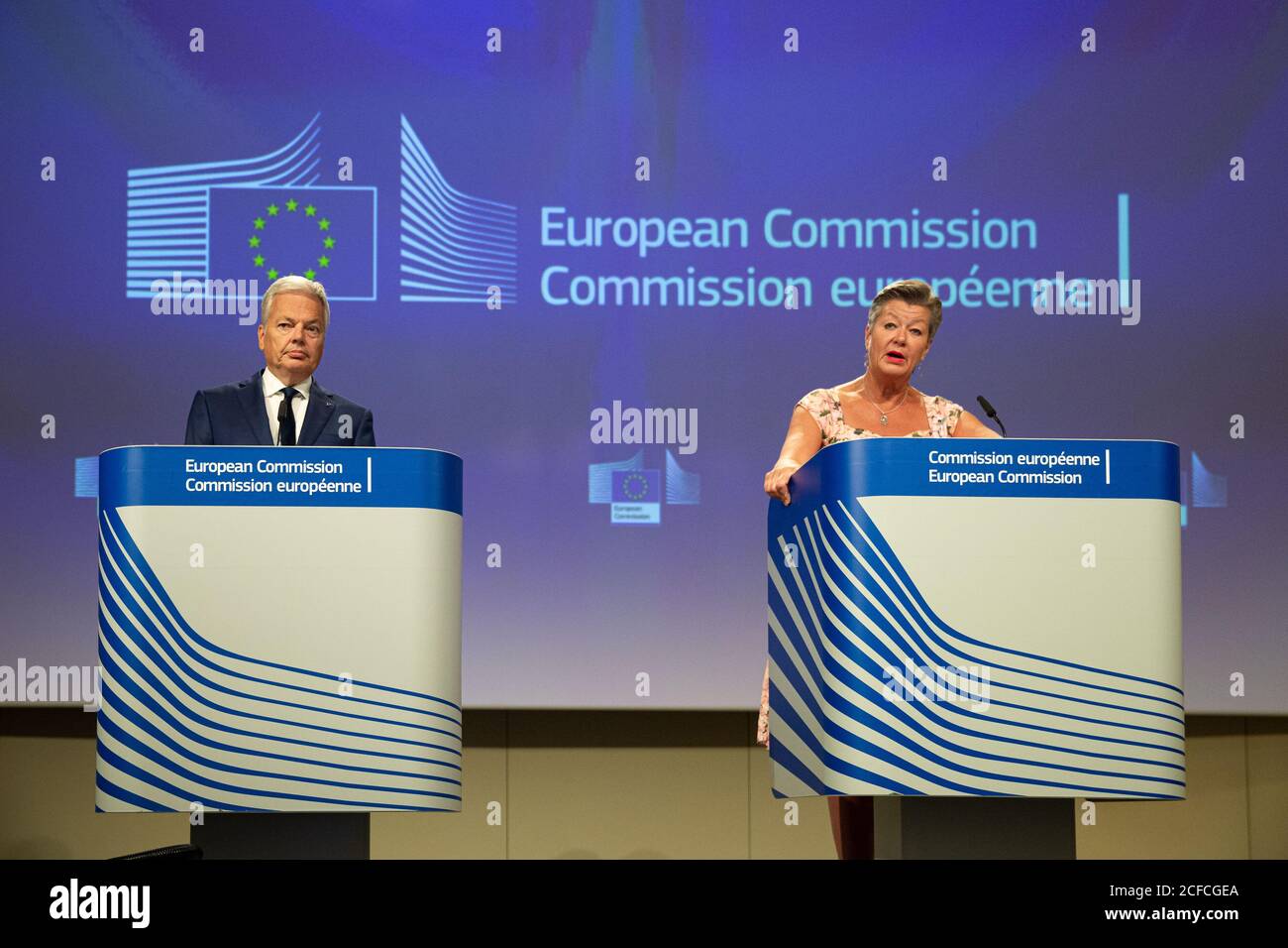 Bruxelles, Belgique. 4 septembre 2020. Le Commissaire européen à la justice Didier Reynders (L) et le Commissaire européen aux affaires intérieures Ylva Johansson assistent à une conférence de presse à Bruxelles, en Belgique, le 4 septembre 2020. La Commission européenne a dévoilé vendredi un plan pour une approche coordonnée de la restriction des mouvements résultant des mesures mises en œuvre par les États membres individuels pour enrayer la propagation du coronavirus. (Union européenne/document via Xinhua) crédit: Xinhua/Alay Live News Banque D'Images