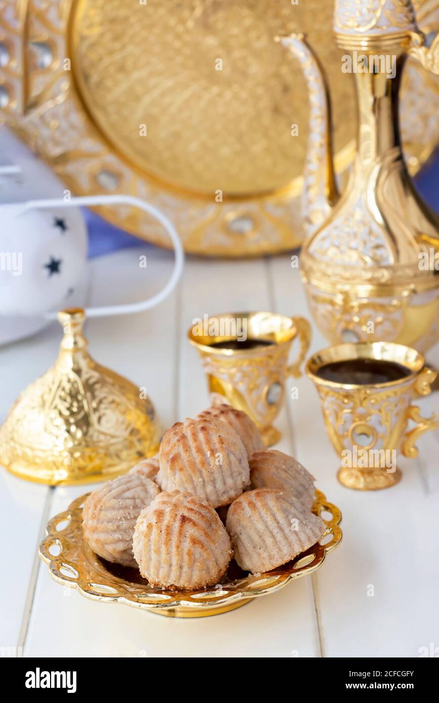 Maamoul pâtisserie ou biscuit traditionnel arabe avec des dates ou noix de cajou ou noix ou amandes ou pistaches. Bonbons de l'est. Gros plan. Bois blanc b Banque D'Images