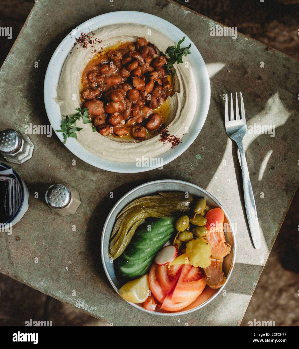 houmous de haricots dans l'assiette près de l'assiette de légumes Banque D'Images