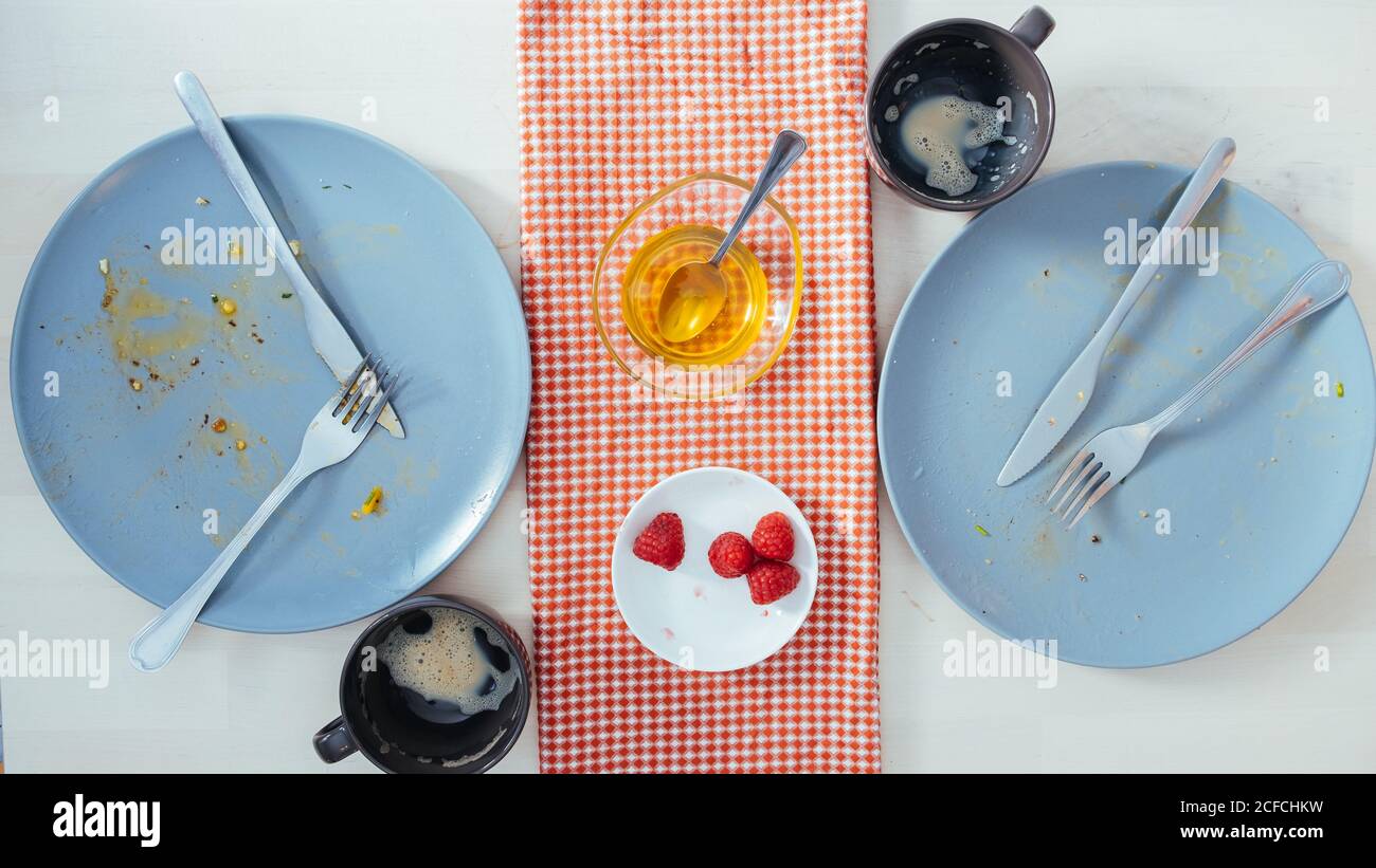 assiettes-vides-banque-de-photographies-et-d-images-haute-r-solution