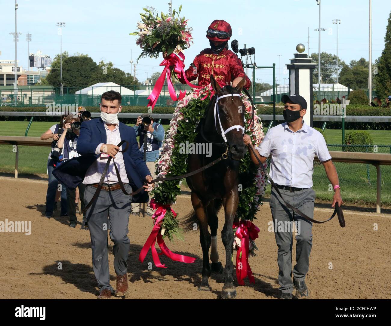 Louisville, États-Unis. 04e septembre 2020. ShedarestheDevil avec le jockey Florent Geroux fête après avoir remporté la 146e course de Kentucky Oaks à Churchill Downs le vendredi 4 septembre 2020 à Louisville, Kentucky. Photo de John Sommers II/UPI crédit: UPI/Alay Live News Banque D'Images