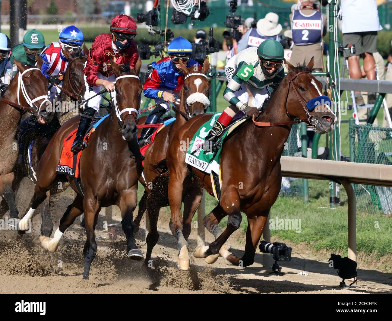 Louisville, États-Unis. 04e septembre 2020. Les chevaux Oaks entrent dans le premier virage de la 146e course de Kentucky Oaks à Churchill Downs le vendredi 4 septembre 2020 à Louisville, Kentucky. Photo de John Sommers II/UPI crédit: UPI/Alay Live News Banque D'Images