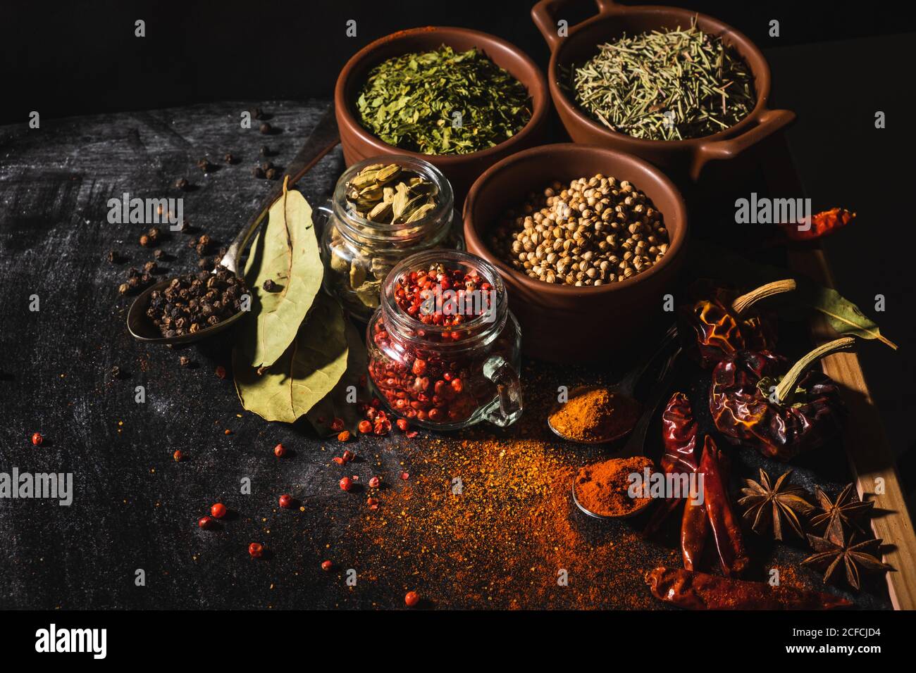 De la composition ci-dessus avec différents types d'épices aromatiques naturelles placé sur l'arrière-plan de la surface de l'ardoise Banque D'Images