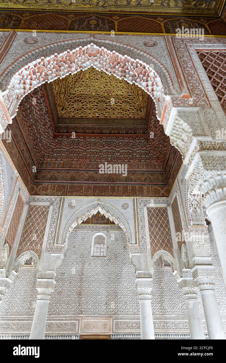 Architecture, plafond en bois sculpté, art de l'albâtre, colonnes en marbre, Marrakech, Maroc, tombes saadiennes, islamique, arabe, religion, Banque D'Images