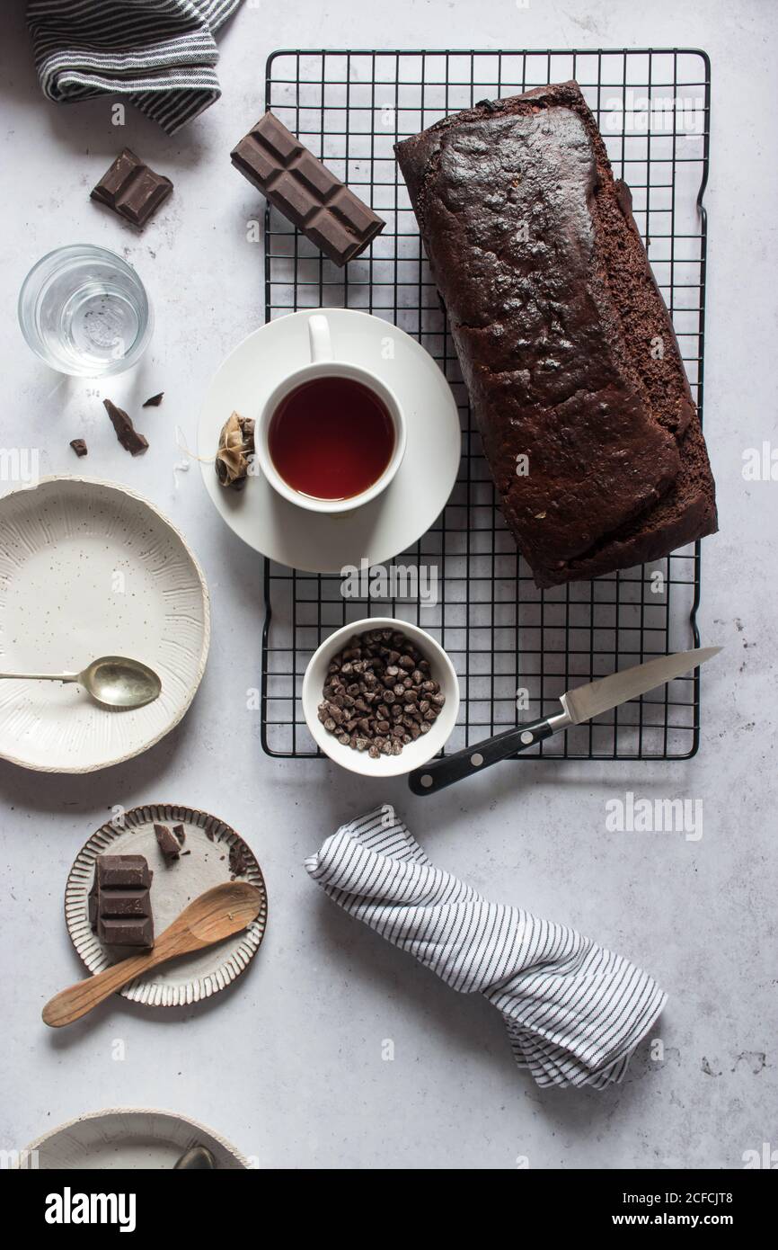 Délicieux gâteau et thé sur table Banque D'Images