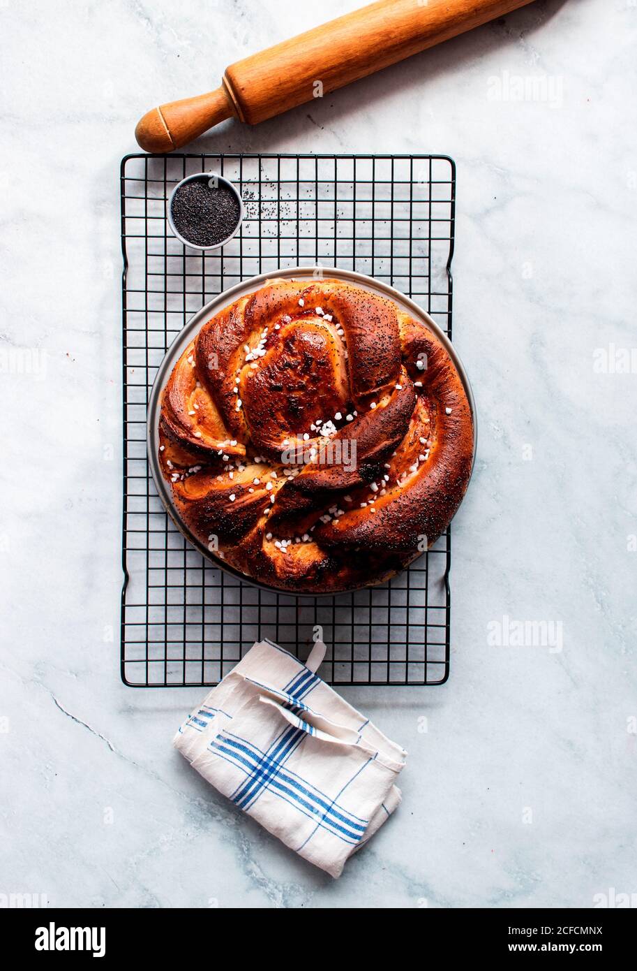 De dessus de la brioche fraîche de fraise sur la fabrication placé près coin cuisine et ustensiles de cuisine sur une table en marbre blanc moderne Banque D'Images