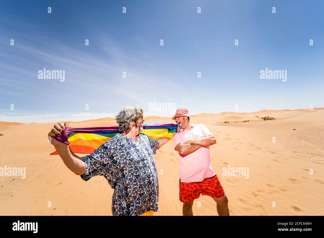 Un couple gay excitée dans le désert Banque D'Images