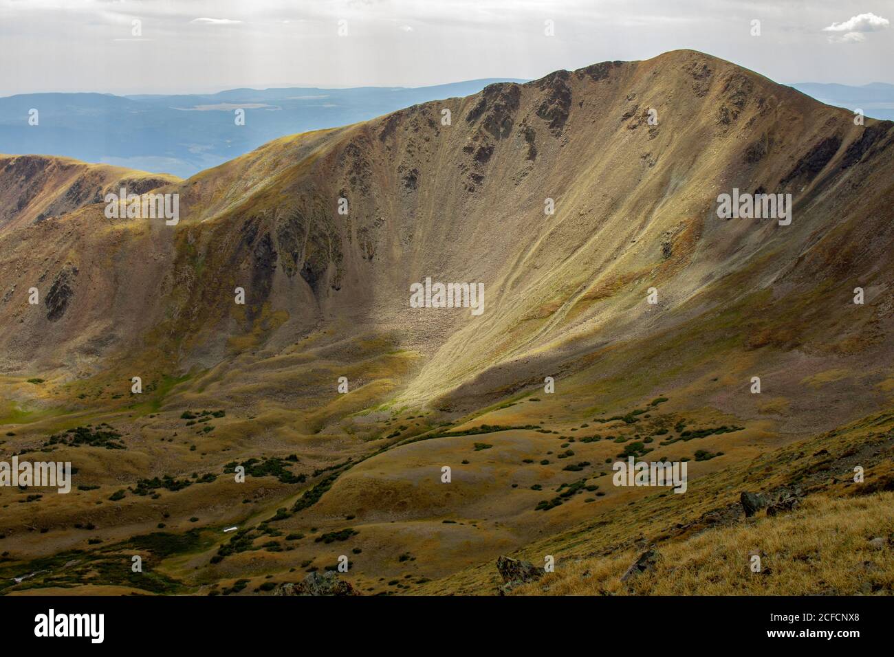 Vue sur la chaîne de montagnes Sangre de Cristo dans les montagnes Rocheuses sur Wheeler Peak, le point le plus élevé du Nouveau-Mexique, à Taos, Nouveau-Mexique, États-Unis Banque D'Images