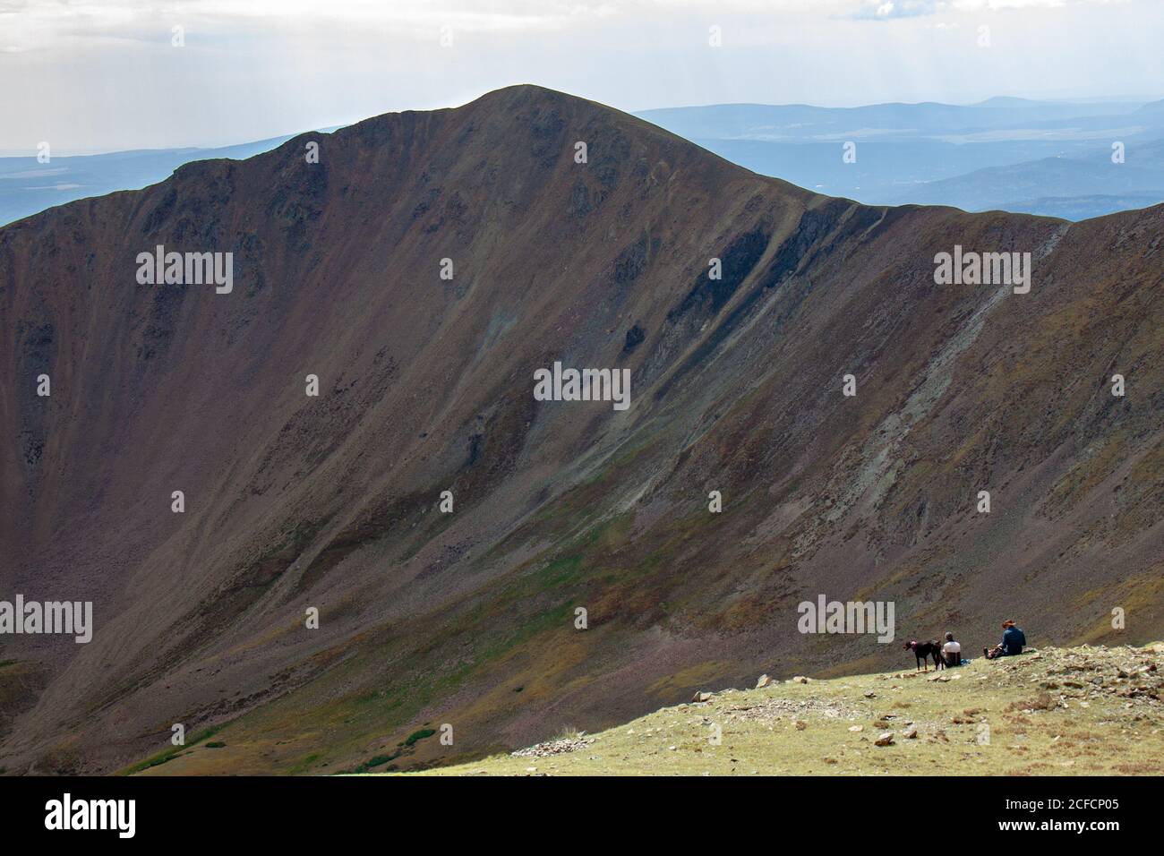 Deux randonneurs éloignés s'assoient et se reposent pour regarder la chaîne de montagnes Sangre de Cristo à Taos, au Nouveau-Mexique, dans les montagnes Rocheuses, vue depuis Wheeler Peak Banque D'Images
