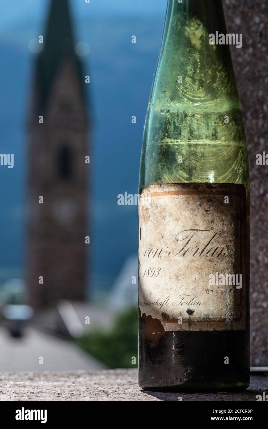 Italie, Trentin-Haut-Adige, Tyrol du Sud, Haut-Adige Ueberetsch, Kaltern, Weinstrasse, Musée du vin de Kaltern, vin doux 'Die Bume von Terlan' de 1893 Banque D'Images