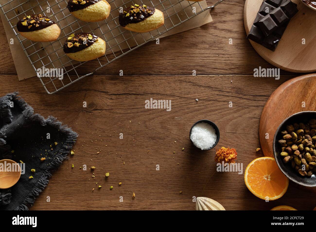 madeleine maison avec chocolat sur la table de cuisine Banque D'Images