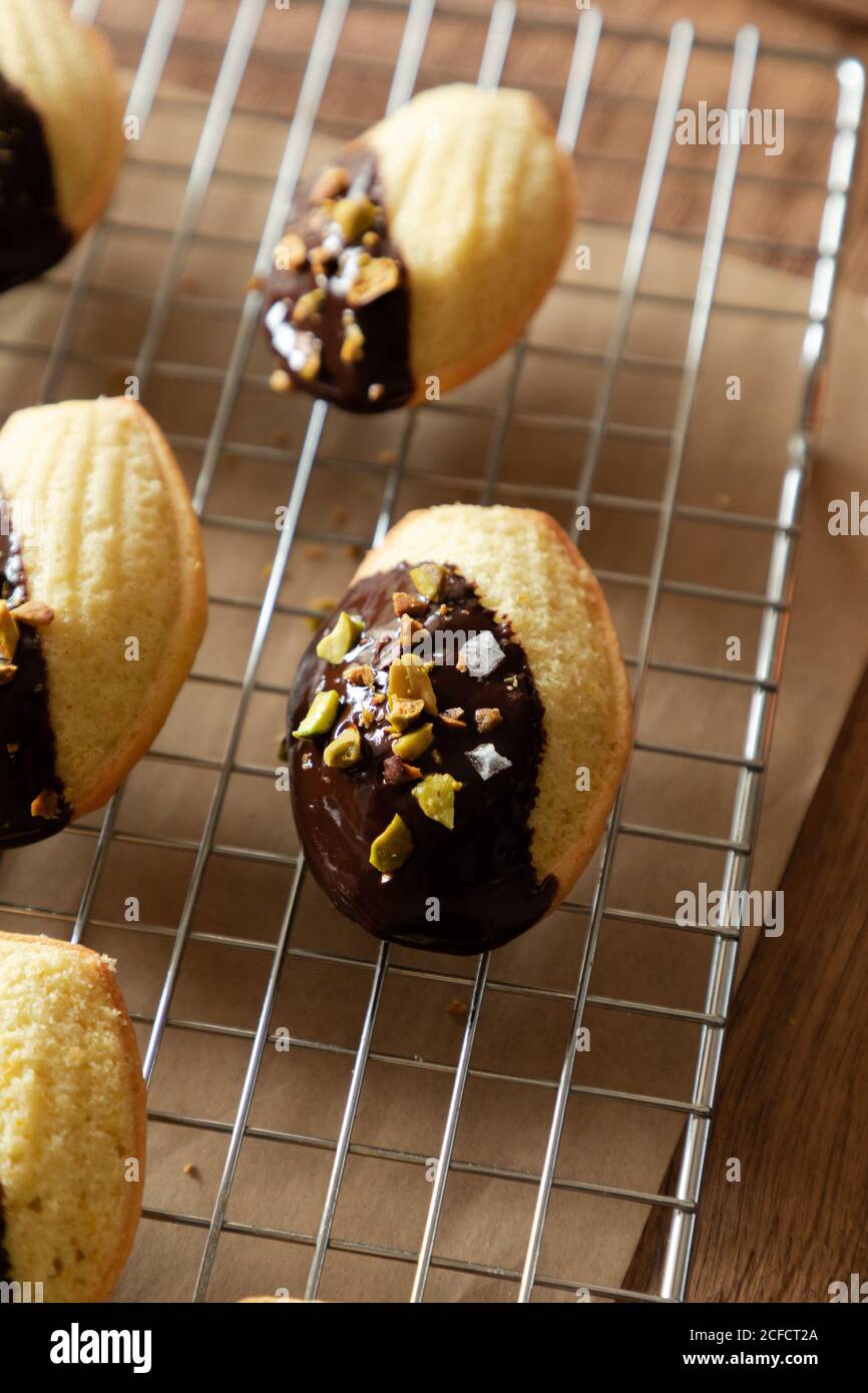 madeleine maison avec chocolat sur la table de cuisine Banque D'Images