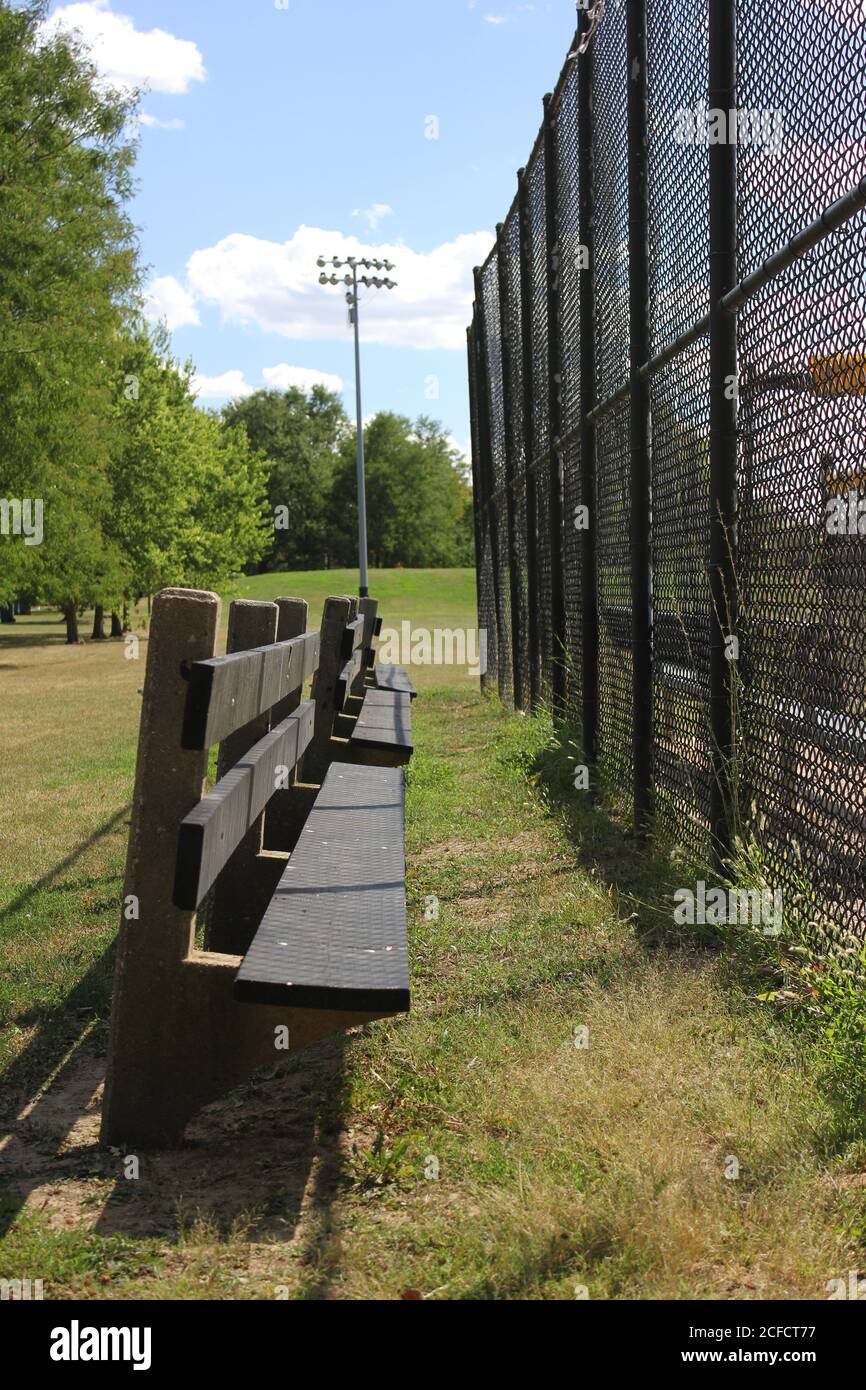 Le diamant de base-ball vide et des gradins au parc local. Banque D'Images