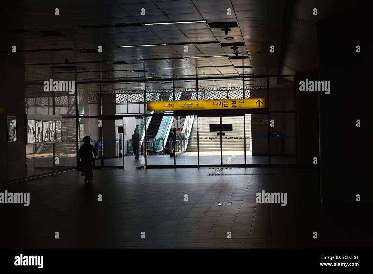 Une sortie d'une station de métro à Séoul. La signalisation est dotée d'une police sans copyright indiquant les informations de localisation. Banque D'Images