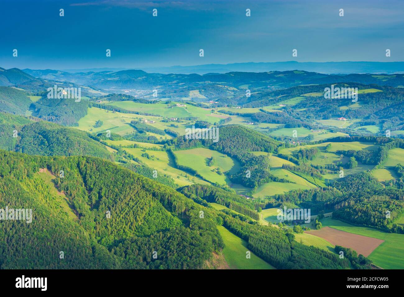 Altenmarkt an der Triesting, vue sur le château d'Araburg, le village de Hainfeld et la vallée de Gölsental, vue de la montagne Hocheck à Gutensteiner Alpen Banque D'Images