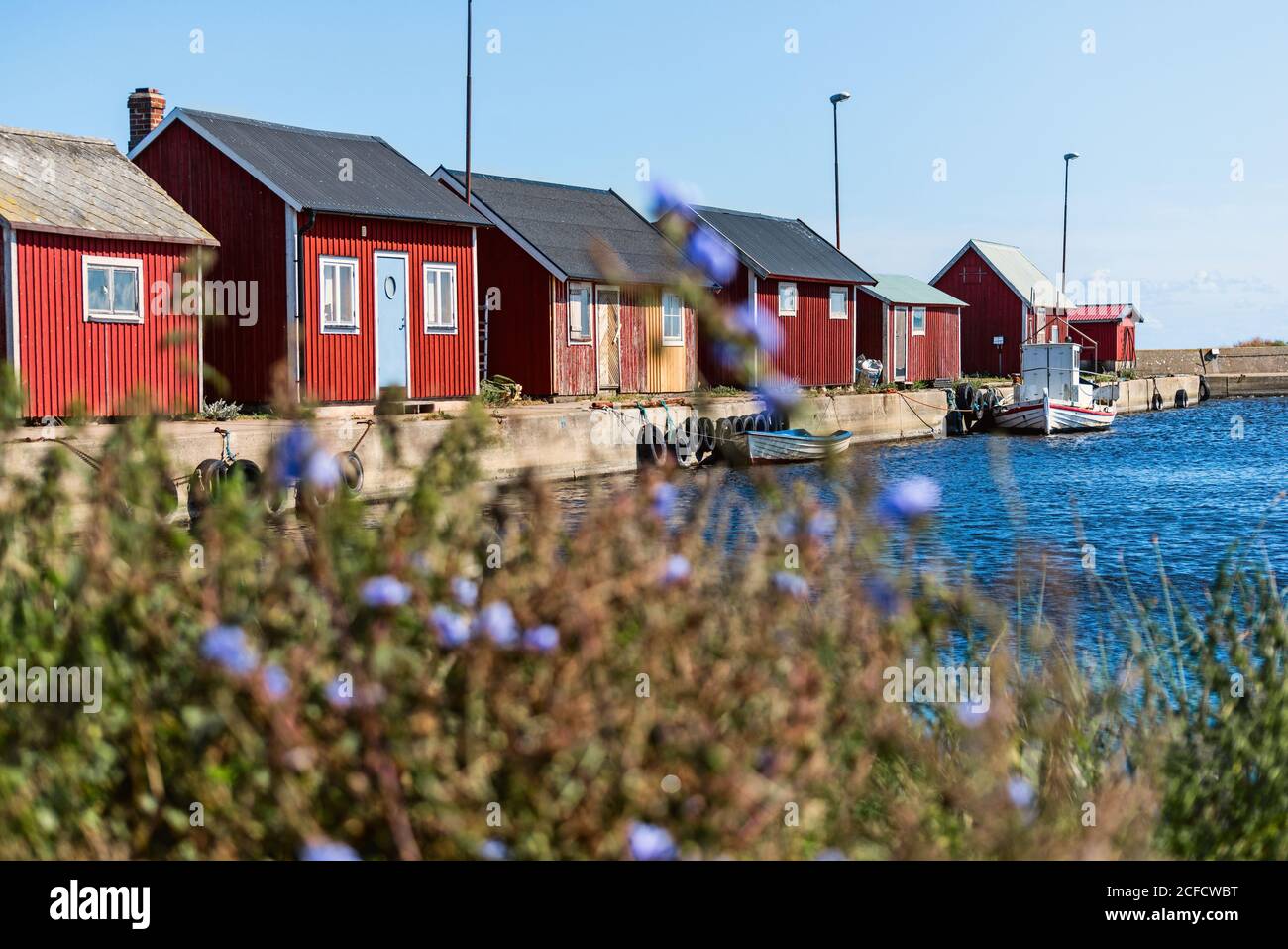 Maisons typiques en bois rouge dans une rangée dans le port sur le mur de quai. Banque D'Images
