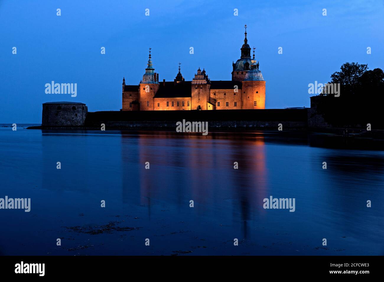 Vue extérieure du château de Kalmar avec éclairage à l'heure bleue Banque D'Images