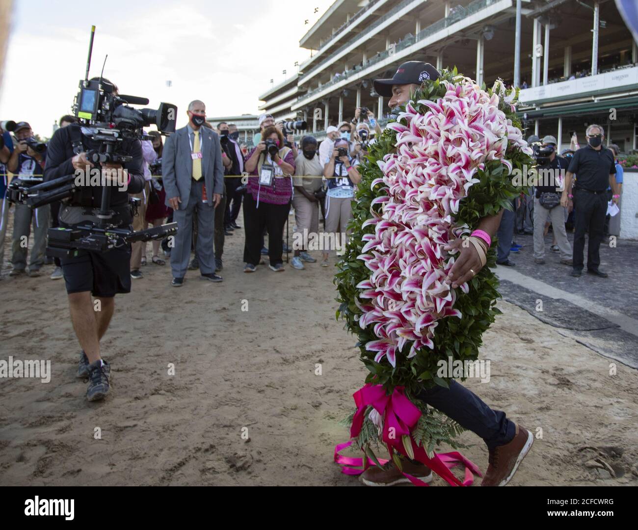 Louisville, États-Unis. 04e septembre 2020. Les propriétaires et les entraîneurs de Shedaresthedevil célèbrent après avoir remporté le 146e Kentucky Oaks à Churchill Downs le vendredi 4 septembre 2020 à Louisville, Kentucky. Photo de Michelle Haas Hutchins/UPI crédit: UPI/Alay Live News Banque D'Images