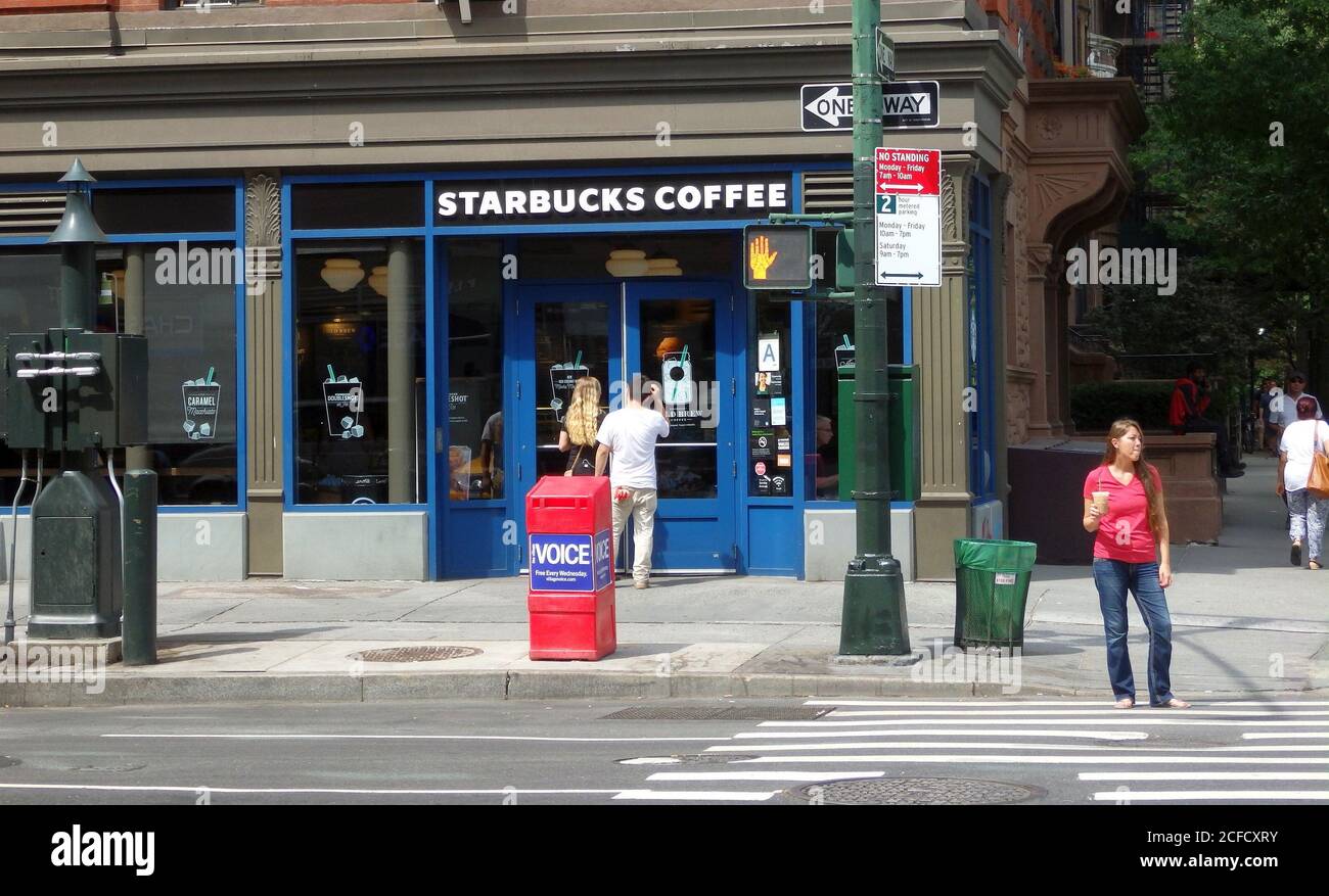 Un café Starbucks devant à New York, aux États-Unis Banque D'Images