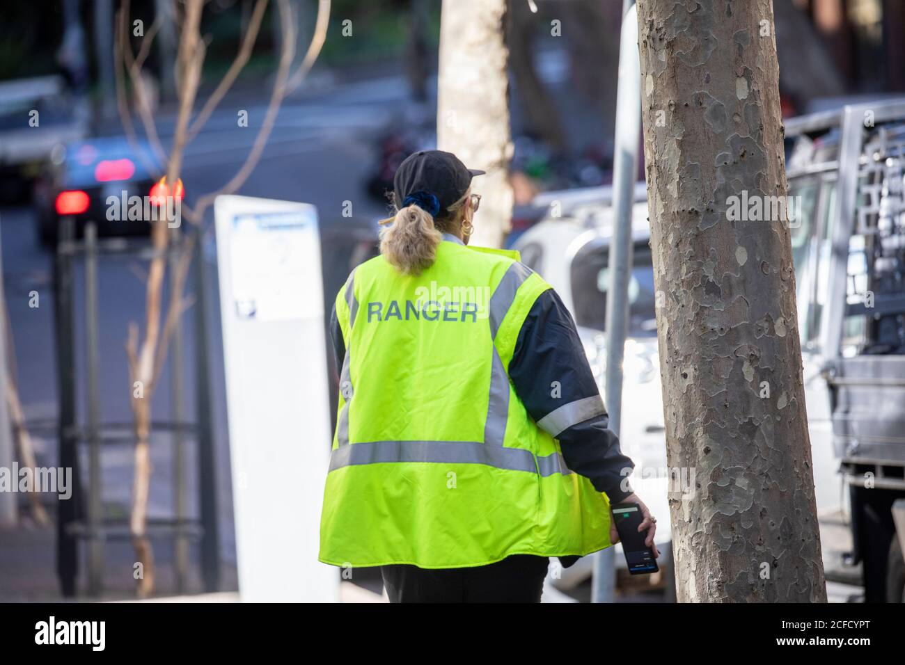 Australian council ranger dans le centre-ville de Sydney, en Nouvelle-Galles du Sud, Australie faisant respecter le conseil local lois et lois au revoir Banque D'Images