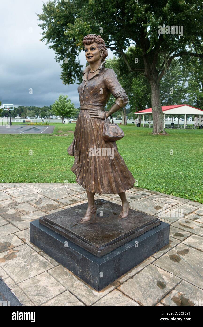 Statue de bronze de la comédienne Lucille ball par l'artiste Carolyn Palmer, Lucille ball Memorial Park, Celeron, NY, États-Unis Banque D'Images
