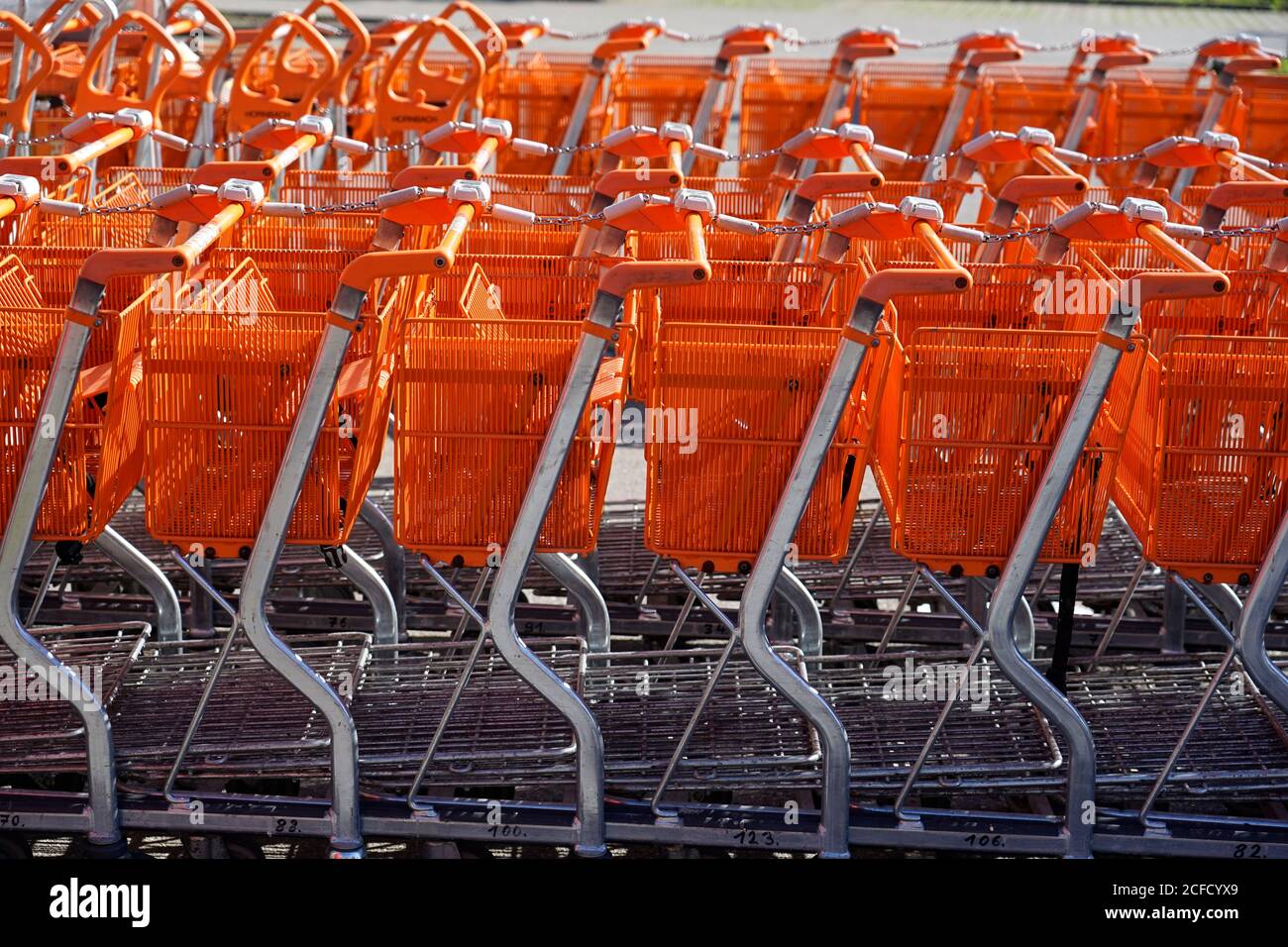 Allemagne, Bavière, haute-Bavière, quartier Altötting, quincaillerie, chariots à provisions, à l'extérieur Banque D'Images