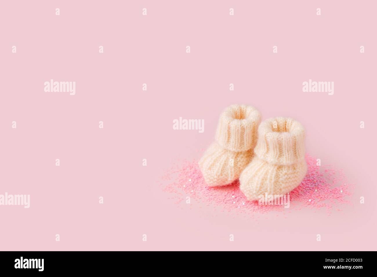 Chaussures Blanches Pour Bebe Nouveau Ne Fille Ou Garcon Sur Fond Rose Concept De L Attente De Bebe Grossesse Fete De Douche De Bebe Carte Monochrome Mignon Pour Photo Stock Alamy