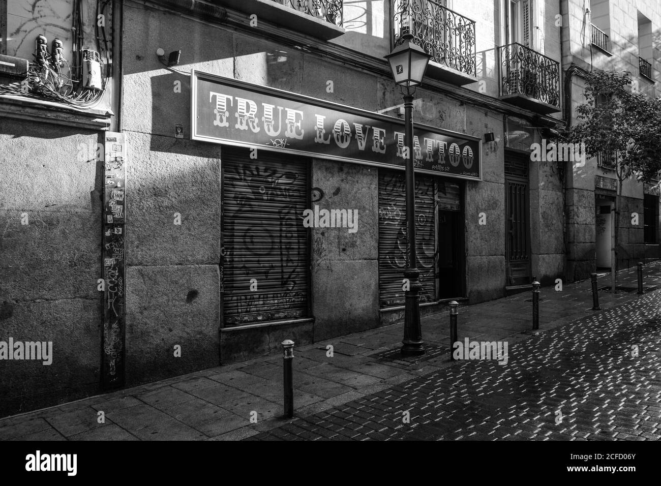 Une perspective de côté noir et blanc du salon True Love Tattoo situé à Madrid, Espagne. Banque D'Images