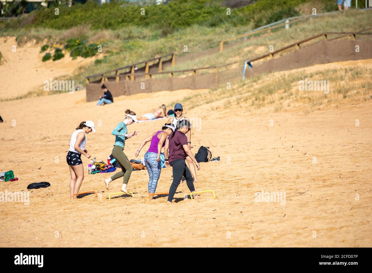 Les femmes australiennes font des exercices tôt le matin sur la plage de Narrabea À Sydney, en Australie Banque D'Images