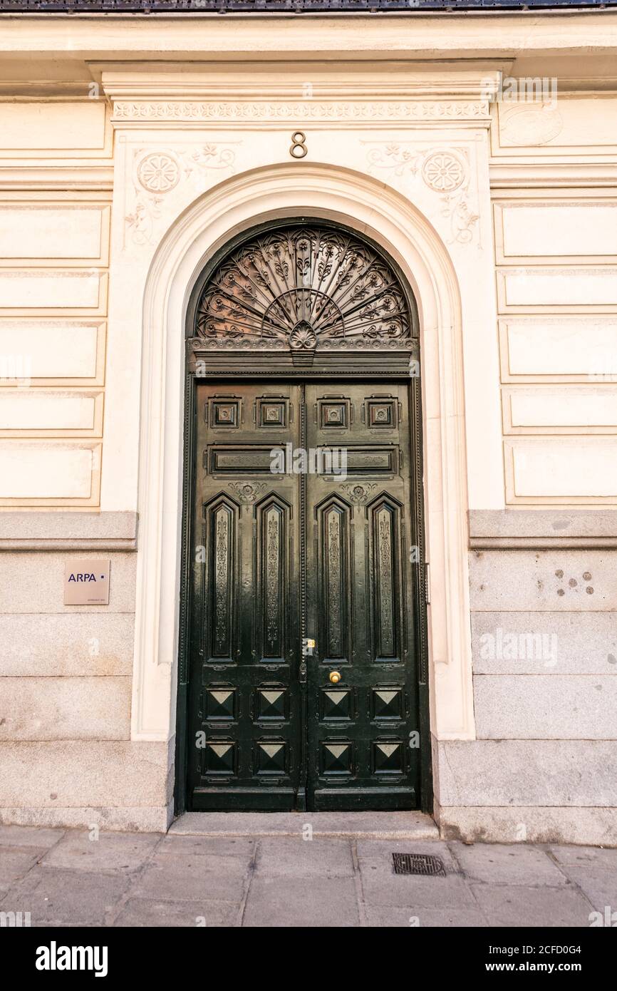 La porte noire d'un bâtiment à Madrid, Espagne Photo Stock - Alamy