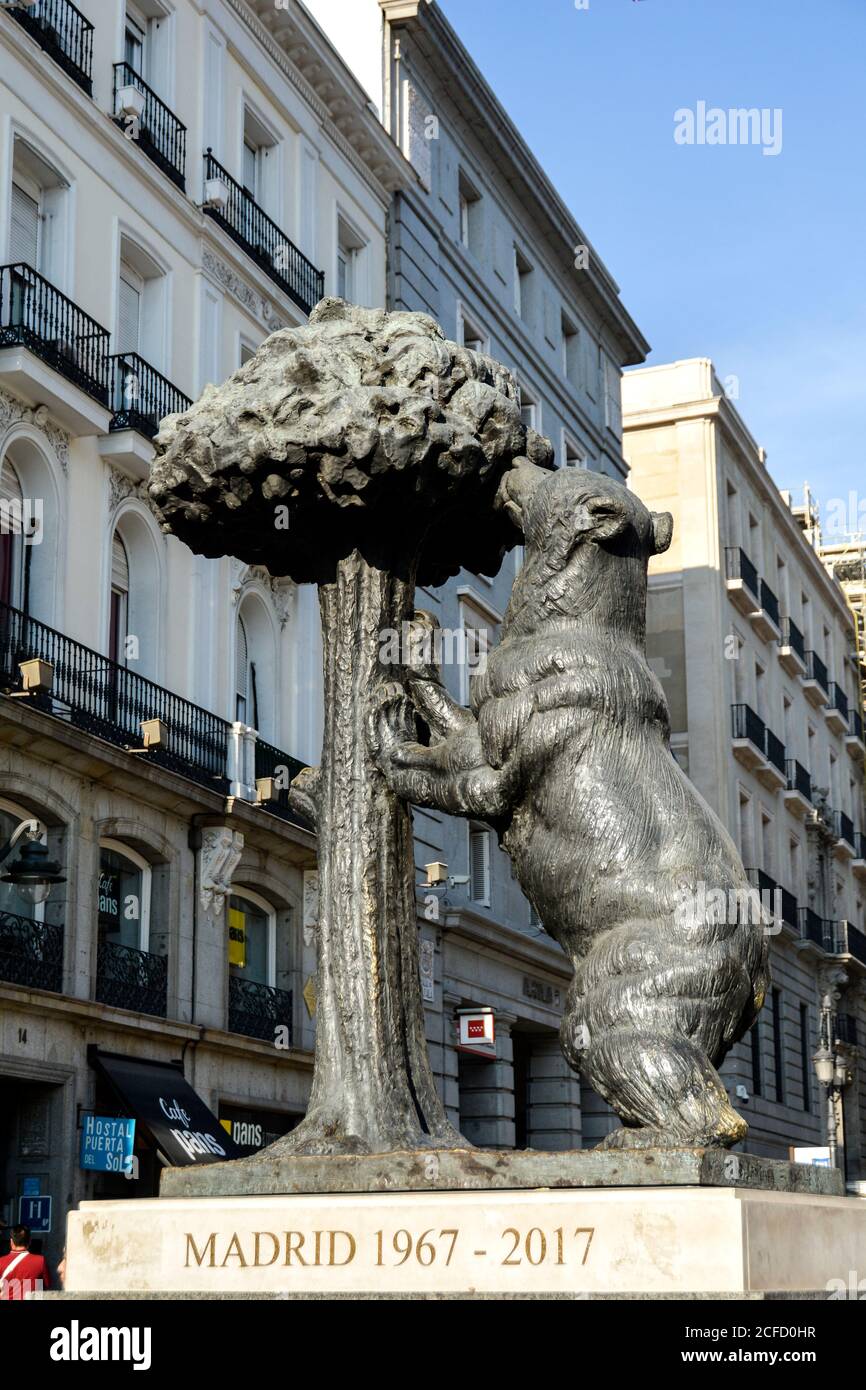 La statue de l'ours et de l'arbre de la fraise (en espagnol "El Oso y el  Madroño") est une sculpture datant de la fin du XXe siècle, à Madrid, en  Espagne Photo