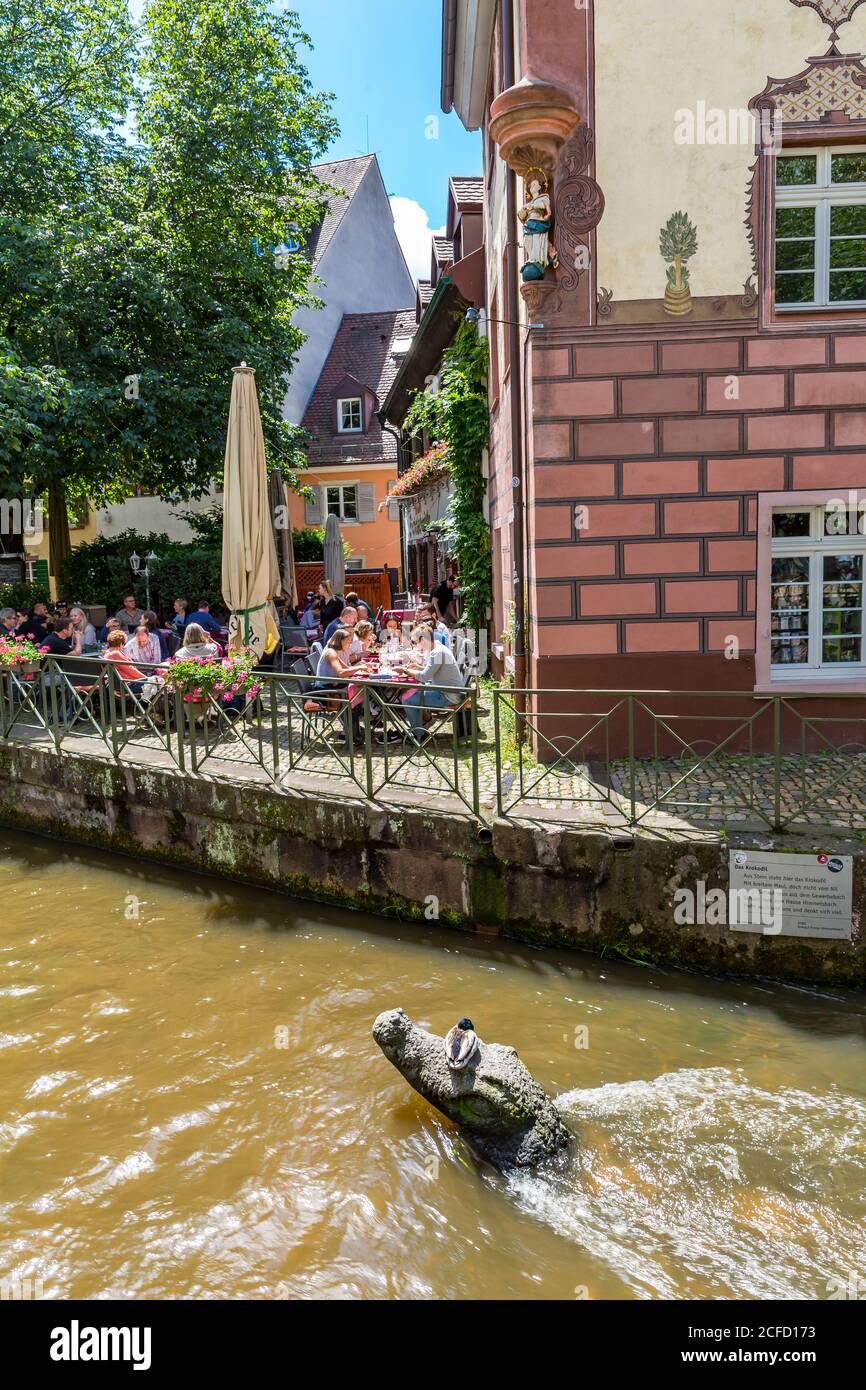 Sculpture de crocodile en granit dans le ruisseau, œuvre d'Ole Meinecke, don de Laundry Himmelsbach, Freiburg, Freiburg im Breisgau, Allemagne, Banque D'Images