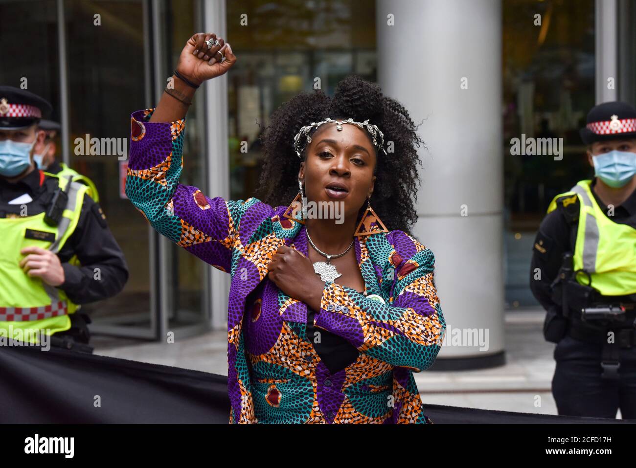 Londres, Royaume-Uni. 04e septembre 2020. Marvina Newton rejoint les militants écologistes de la rébellion de l'extinction à l'extérieur des bureaux de Black Rock lors d'une « promenade de la honte » de la rébellion de l'extinction de la Banque d'Angleterre pour protester contre les entreprises et les institutions qui ont profité de la traite des esclaves ou financent et assurent des projets majeurs de combustibles fossiles. Crédit : SOPA Images Limited/Alamy Live News Banque D'Images