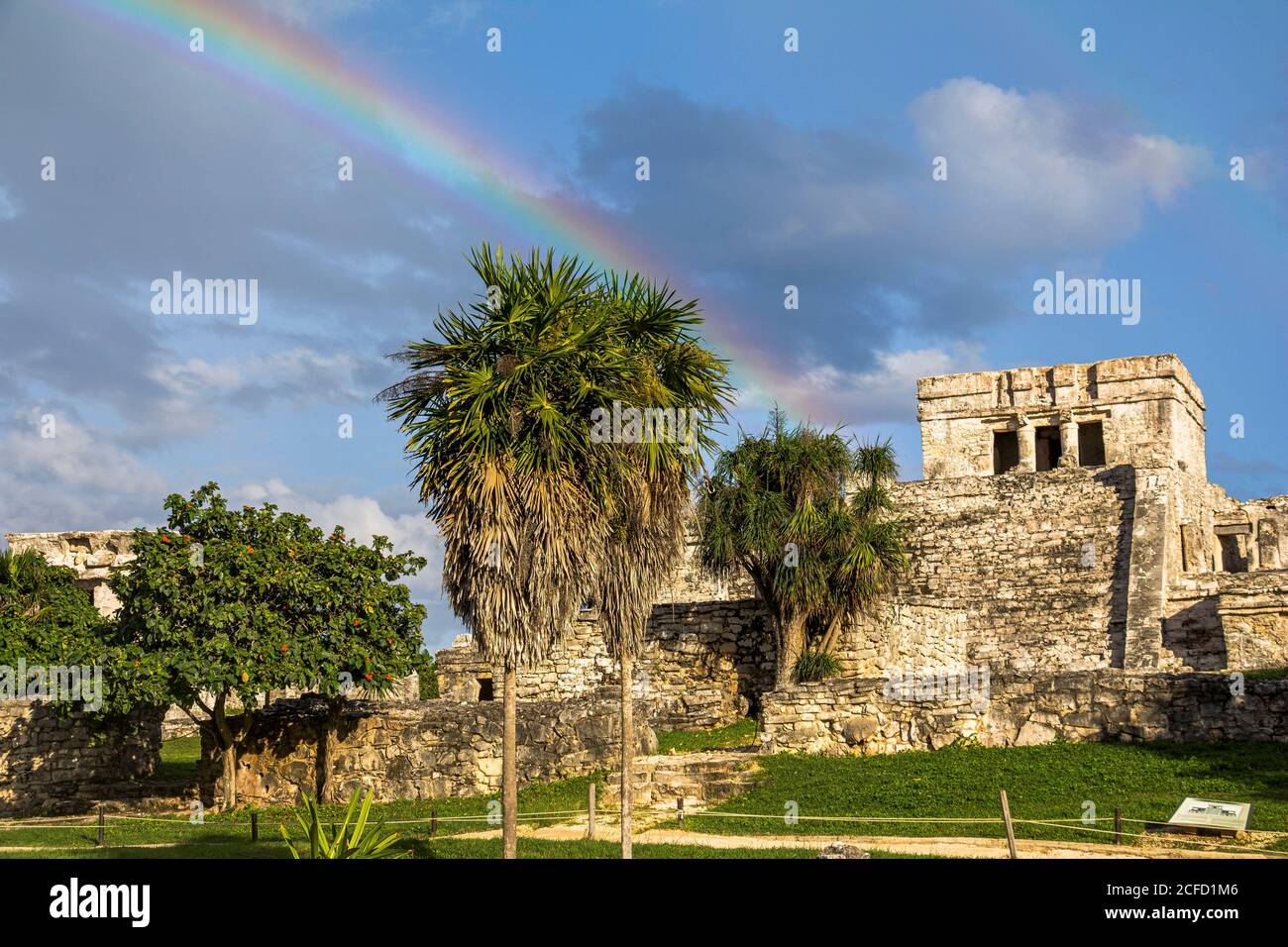 'El Castillo' - site maya antique avec arc-en-ciel, ruines de Tulum, Quintana Roo, péninsule du Yucatan, Mexique Banque D'Images