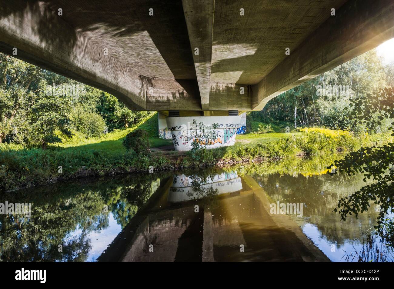 Architecture, technologie et nature, sous un pont, tête de pont, superstructure avec réflexion dans l'eau, pont en béton au-dessus de l'Ilmenau, Banque D'Images
