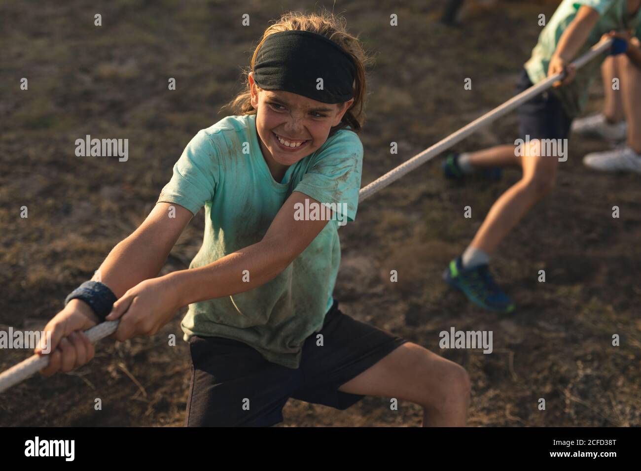 Fille exécutant un remorqueur de guerre à un camp de bottes Banque D'Images
