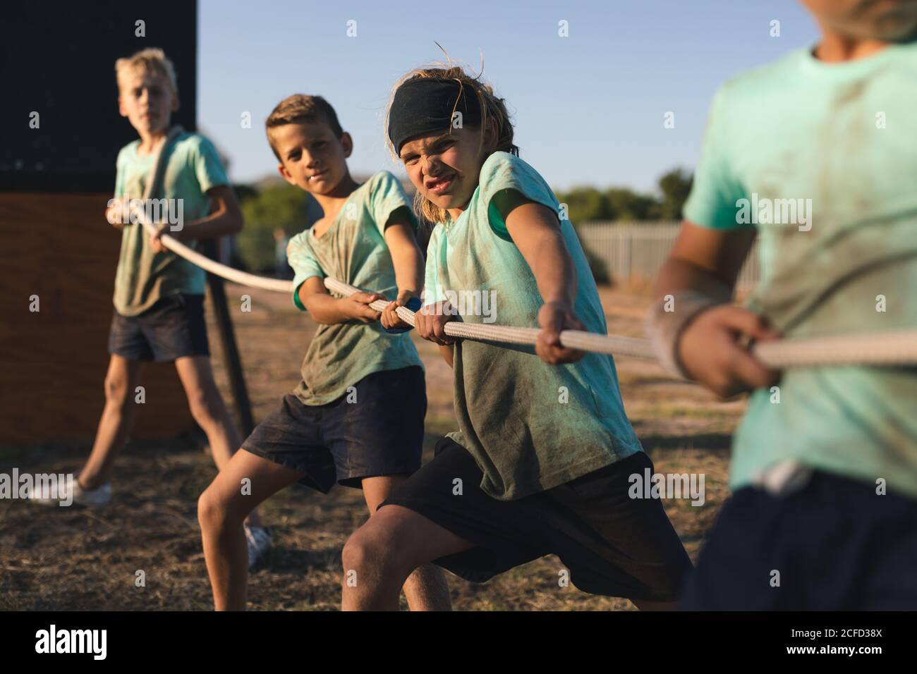 Groupe d'enfants qui exécutent un tug de la guerre à une chaussure camp Banque D'Images