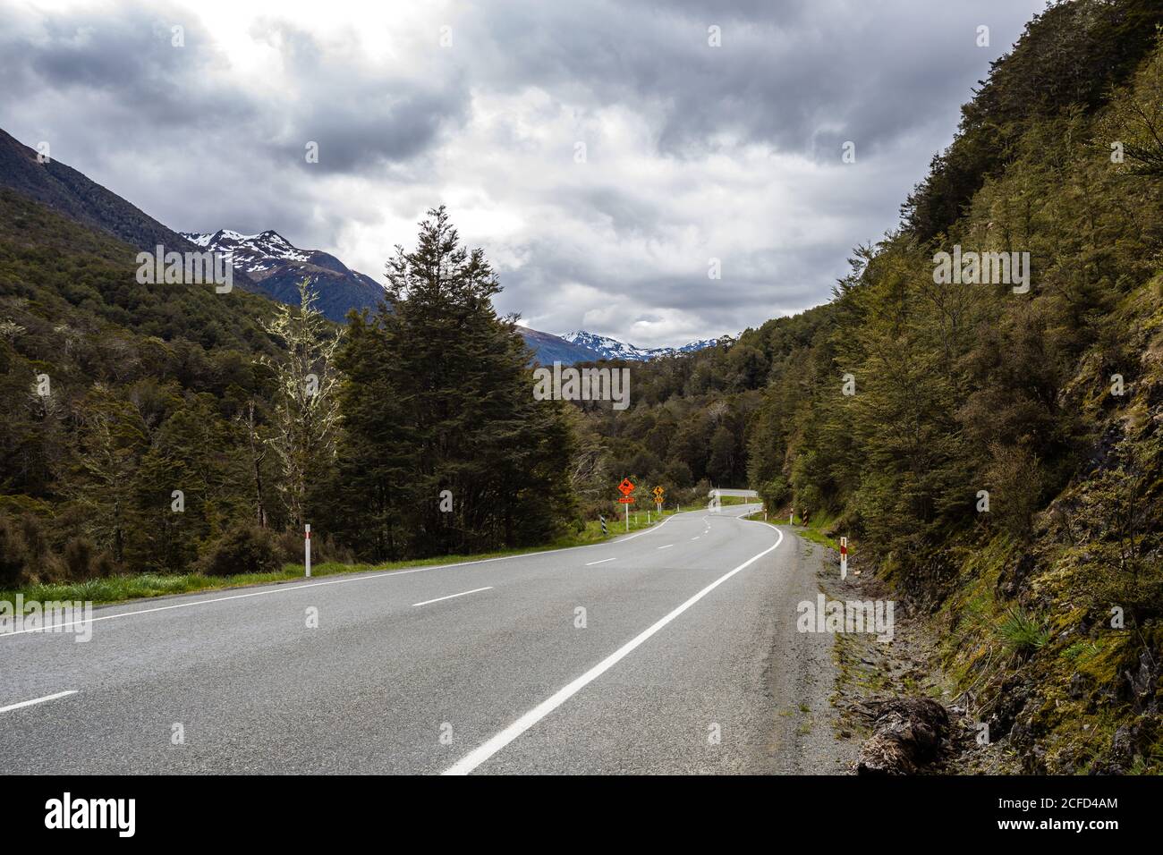 Highway 7 avec panneau de signalisation, South Island New Zealand Banque D'Images