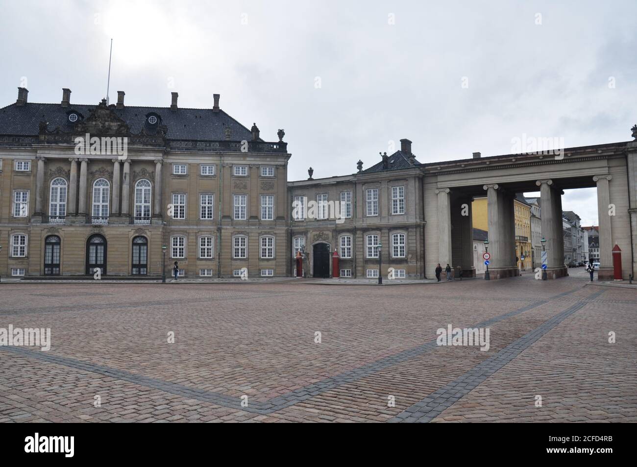 Palais Amalienborg, résidence de la famille royale danoise. Conçu par l'architecte Nicolai Eigtved dans les années 1750, montrant la place du Palais Amalienborg. Banque D'Images