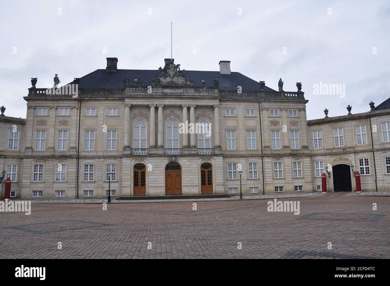 Palais Amalienborg, résidence de la famille royale danoise. Conçu par l'architecte Nicolai Eigtved dans les années 1750, montrant la place du Palais Amalienborg. Banque D'Images