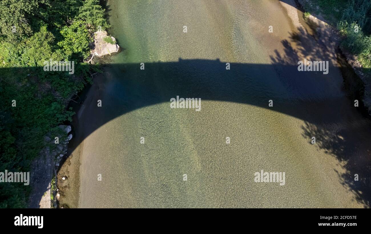 Ombres du Pont du Diable au-dessus de la rivière Tech à Céret. Le pont a été construit au XIVe siècle et sa seule arche mesure 45 mètres de large. Banque D'Images