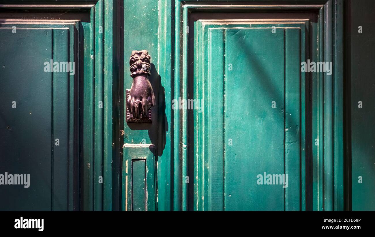 Ancien knock sur une porte en bois à Céret Banque D'Images