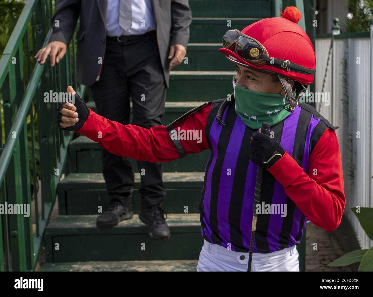 Louisville, États-Unis. Le 05septembre 2020. Un jockey donne des pouces avant le 146e Kentucky Oaks à Churchill Downs le vendredi 4 septembre 2020 à Louisville, Kentucky. Photo de Michelle Haas Hutchins/UPI crédit: UPI/Alay Live News Banque D'Images