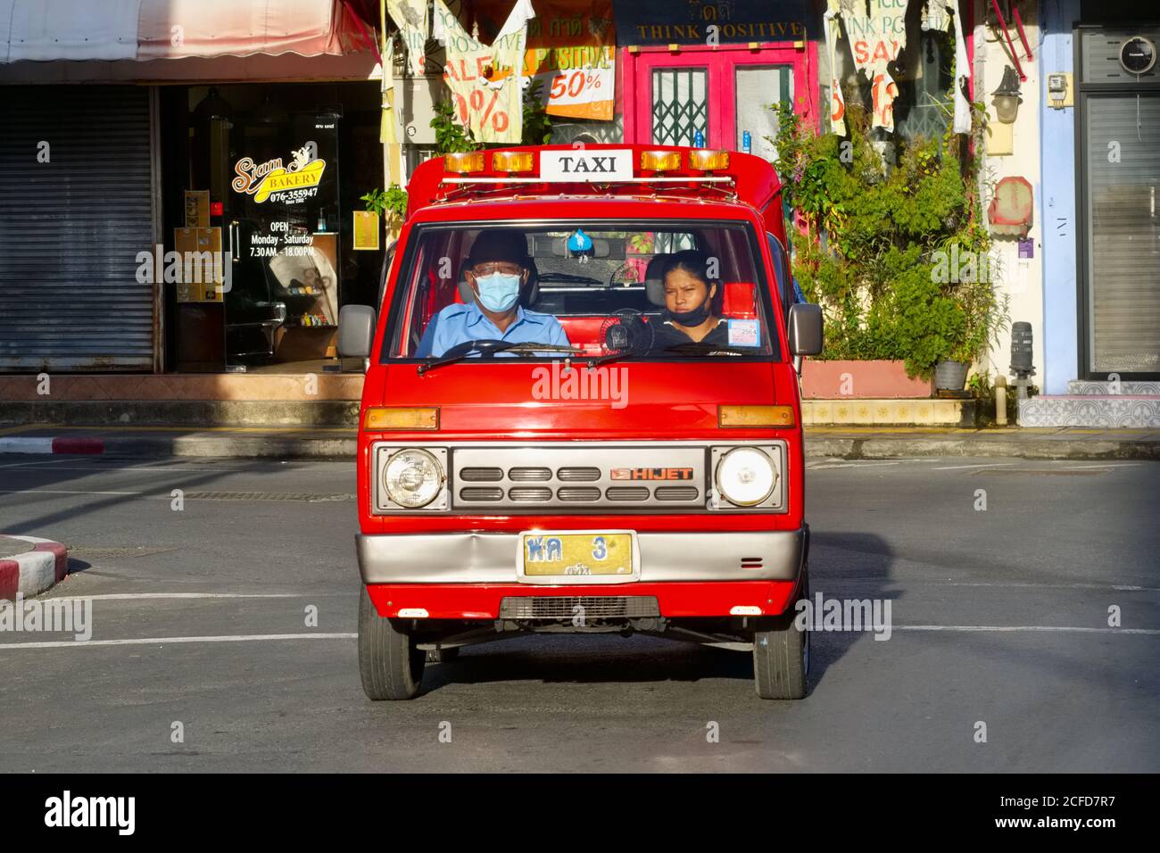 Un tuk-tuk à quatre roues typique dans la ville de Phuket, Phuket, Thaïlande, une sorte de minibus privé utilisé pour le transport à travers Phuket Banque D'Images